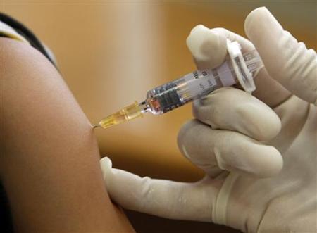 Swine flu vaccine should be offered first to those who are at higher risk 