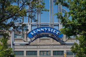 Sunnyside sign on a building.