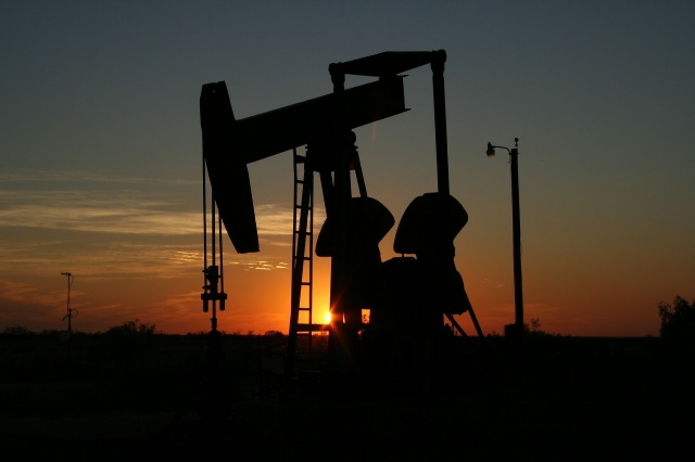 Machines extracting oil in Texas